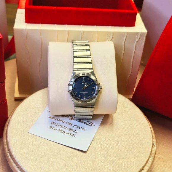 $2100 Brand New STUNNING Ladies Omega Constellation (with box and papers) Unworn